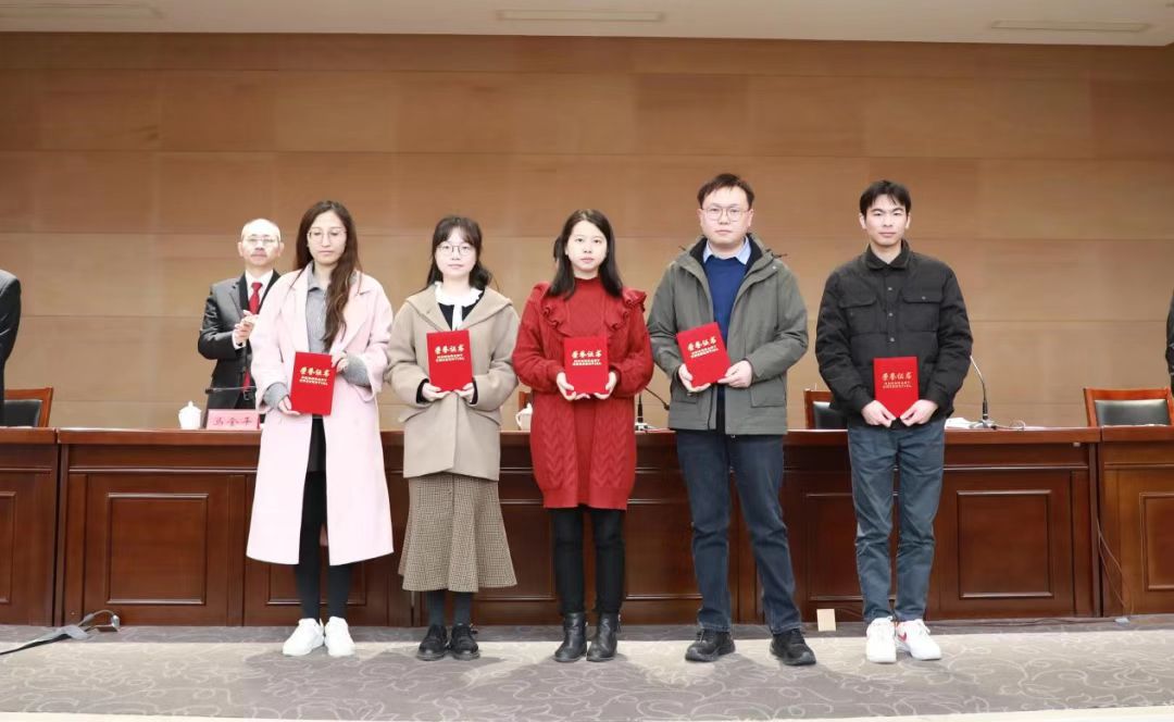 3.2庭务主任领奖.jpg 3.2庭务主任领奖.jpg